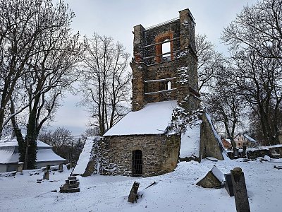 Toulky Českým středohořím - Torzo zvonice v Mukařově (2)