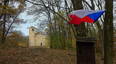 Kaplička na Řípu s českou vlajkou