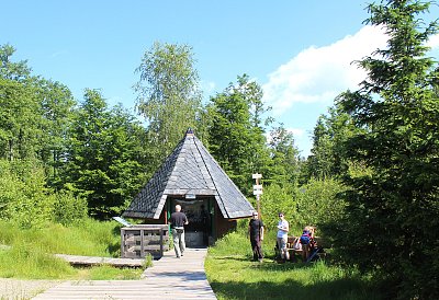 Přístřešek nad pramenem
