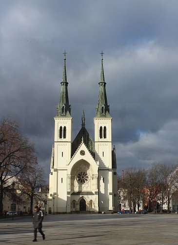 Na kostel Neposkvrněného početí  u nádraží už svítilo sluníčko