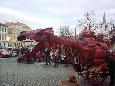 Ohnivý drak prošel městem *-