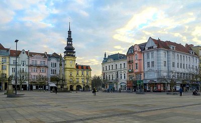 Místa vhodná pro setkávání mizí. Lidé spíš chodí do obchodních center, než na procházky či korzovat po náměstích