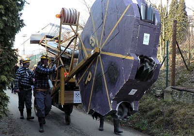 Přijel důlní bagr