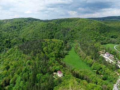 Dole to malinký je kaplička...náš první bod