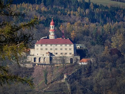 Náchodský zámeček vršku kulatého....