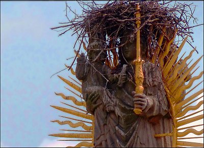 Broumovský morový sloup s čapím hnízdem, jaro 2025