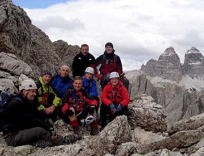 Můj muž s cyklohelmou, za ním pan farář