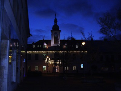 Nasvícená radnice v D.