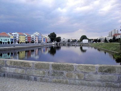 Starý most s barevnou fasádou domů Portyče.*