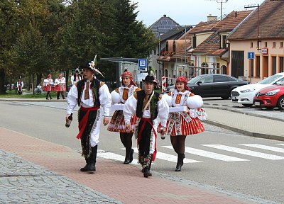 Už se to začíná scházet