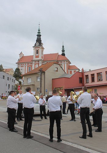 Přišli i muzikanti