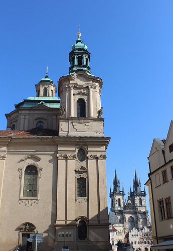 Okolo kostela Svatého Mikuláše na Staroměstské náměstí