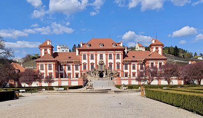 Trojský zámek na jaře