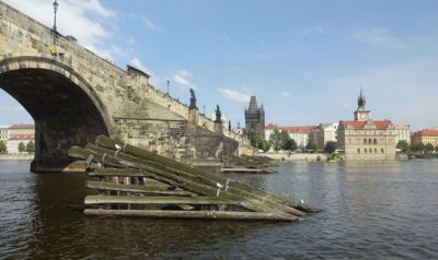 Parník vplouvá pod most mostů