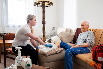 Bércové vředy: Zrádné rány, které se nehojí. Pomoc může přijít až k vám domů