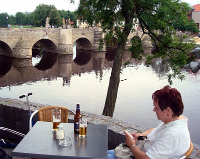 Písek. Posezení v Tonino café u Starého mostu.