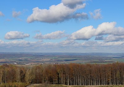 Nad podzimním lesem u nás