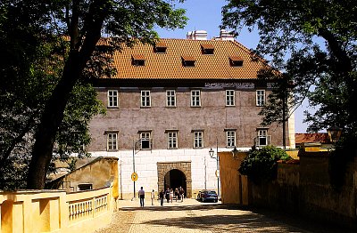 Před zámkem v Brandýse nad Labem