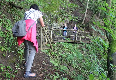 Před  námi dřevěné můstky