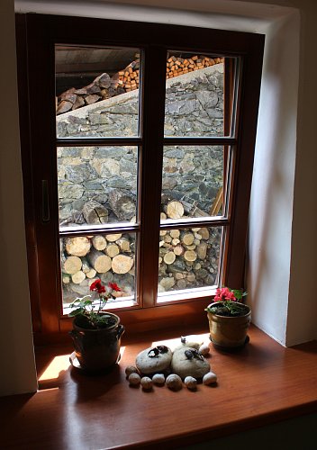 Tady se díval z okna