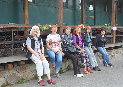 Děvčata před hezkou restaurací Tomáše Hanáka