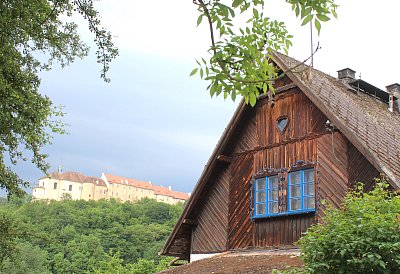 Chaloupka a zámek