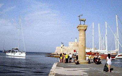 Město Rhodos. Vstup do přístavu. *