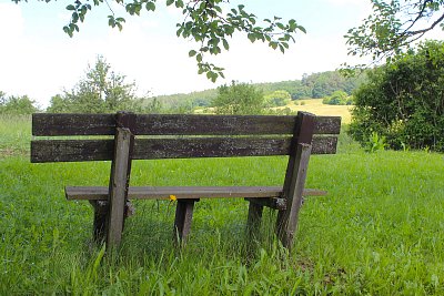 Opuštěná lavička