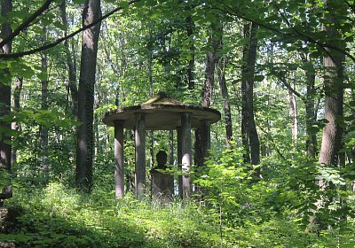 Busta Leoše Janáčka uprostřed altánku z roku 1927 - sochař Emil Hlavica