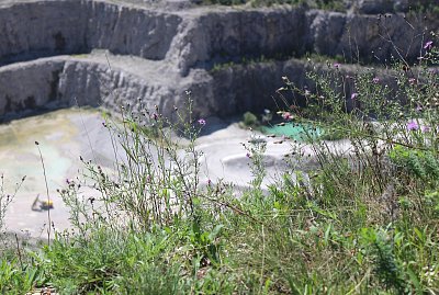 Pod námi je lom Kamenárka založený v roce 1881