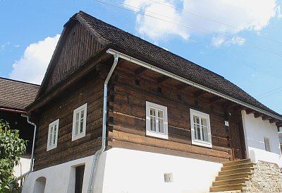 Okolo opravených stavení