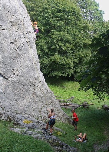 Pod skálou je živo