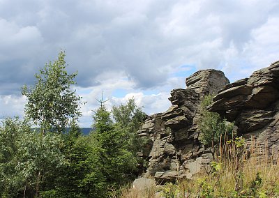 Oblačnost pod Šerákem  nad Obřími skalami