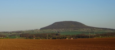 Skoro všechny stánky v aleji k hoře Říp, kde se právě koná slavná Řipská pouť