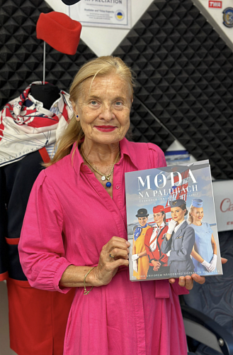 S nově vydanou knihou o módě v letadlech ČSA