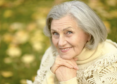 Milena (76): Dřív jsem všechno platila hotově. Teď mám Poštovní účet od ČSOB a víc klidu 