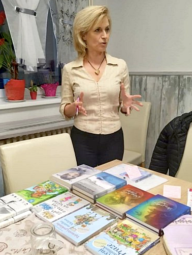 Renata Šindelářová se svými knihami