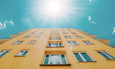 Jak přežít horko v bytě bez klimatizace? Tady je několik jednoduchých rad