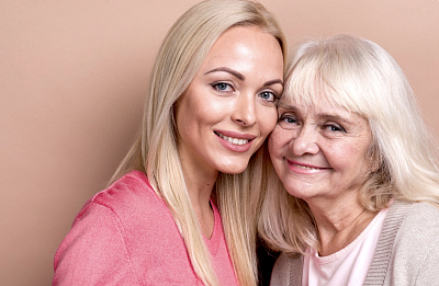 Proč má žena vypadat mladší?