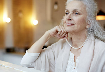 Perlový náhrdelník sluší slečnám i starším dámám. A může být i hodně výrazný