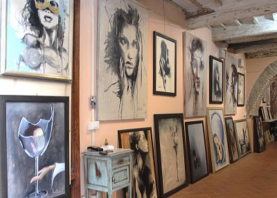 V umělecké galerii