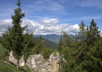 Velká Fatra - mraky nad hradem Sklabiňa
