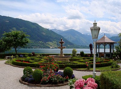 Zahrada hotelu Grand s kavárnou, Zell am See