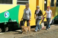 výstup první části výpravy z vlaku