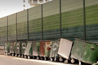 Kontejnery naproti hotelům