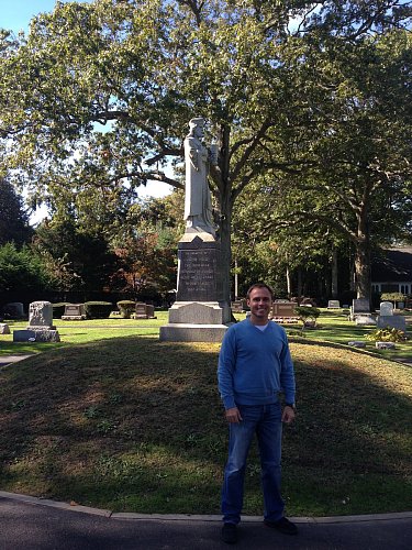 autor před sochou Mistra Jana Husa na mísntím hřbitově.JPG