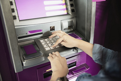 Policie varuje před podvody šmejdů při výběru peněz z bankomatů