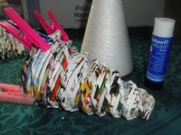 dokončíme  stromeček přilepením konců ruliček dovnitř