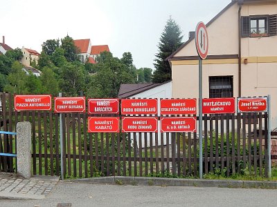 Kudy? Přece tudy. Na začátku Zářečí.