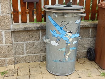 Popelnice tady mají pomalované